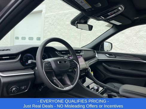 New 2025 Jeep Grand Cherokee Limited w/ Black Appearance Package image 10