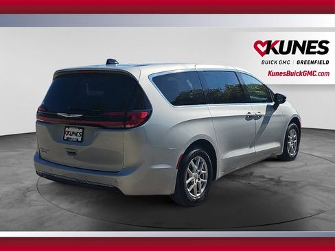 Used 2024 Chrysler Pacifica Touring-L FWD image 10