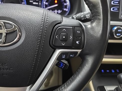 Used 2017 Toyota Highlander XLE AWD/4WD image 24