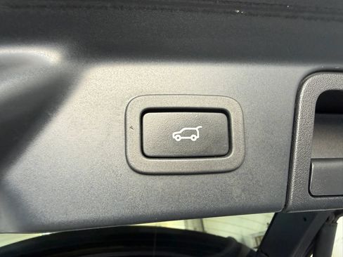 Used 2020 Land Rover Range Rover Velar S AWD/4WD image 35
