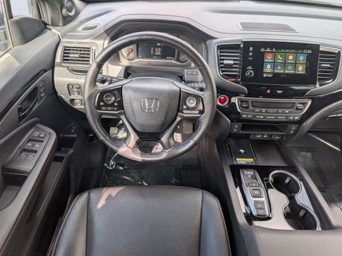 Certified 2025 Honda Passport Black Edition image 17
