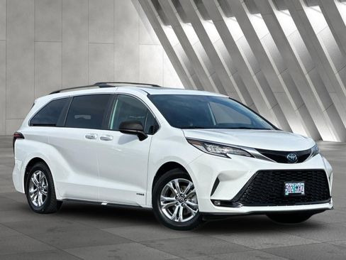 Used 2021 Toyota Sienna XSE w/ XSE Plus Package image 2