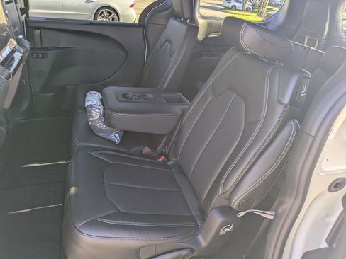 New 2026 Chrysler Pacifica Select image 24