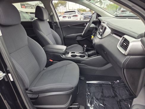 Used 2017 Kia Sorento L image 17