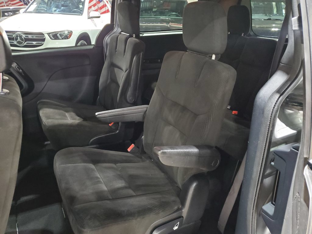 Used 2016 Dodge Grand Caravan SE FWD image 25