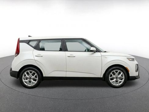 Used 2025 Kia Soul LX w/ LX Technology Package FWD image 10