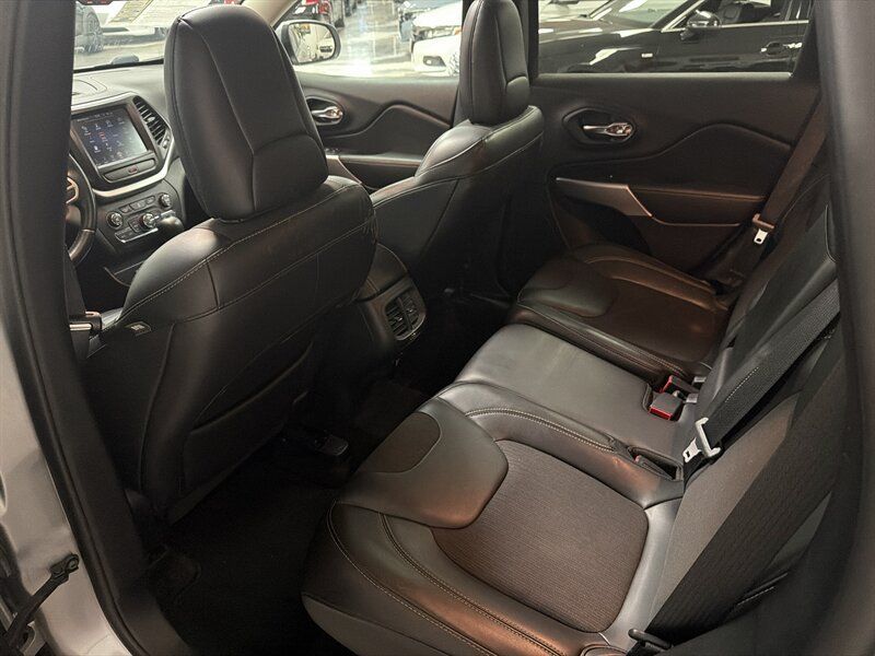Used 2018 Jeep Cherokee Latitude Plus w/ Comfort/Convenience Group FWD image 36
