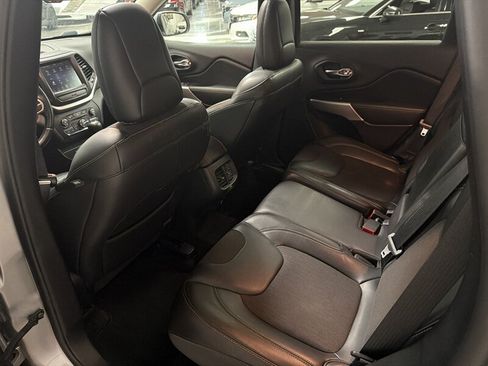 Used 2018 Jeep Cherokee Latitude Plus w/ Comfort/Convenience Group FWD image 36