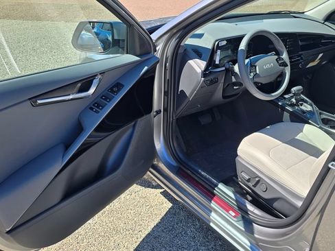 New 2026 Kia Niro EX FWD image 17
