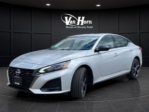 Used 2025 Nissan Altima 2.5 SR w/ SR Premium Package AWD/4WD image 3