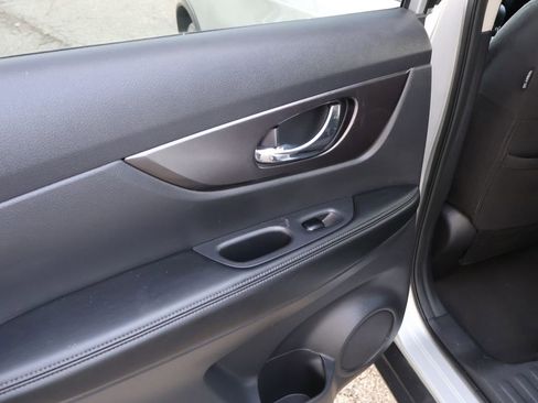 Used 2015 Nissan Rogue SV image 11