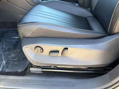 Used 2024 Volkswagen Tiguan SE image 19