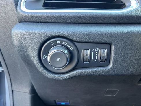 Used 2025 Chrysler Pacifica Limited image 10