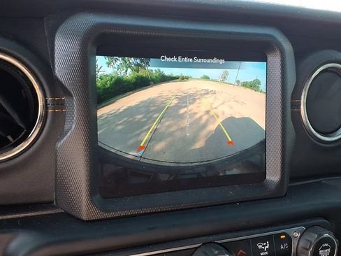 Used 2021 Jeep Wrangler Unlimited Sahara AWD/4WD image 9