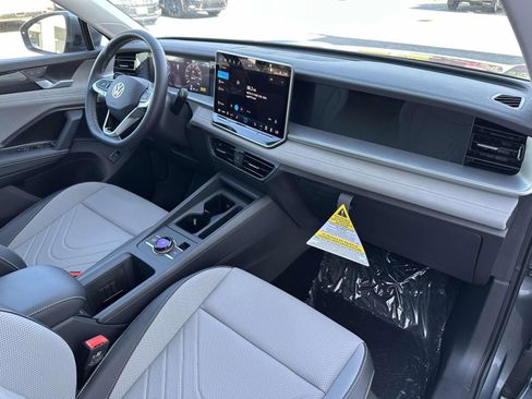 New 2025 Volkswagen Tiguan SE image 12