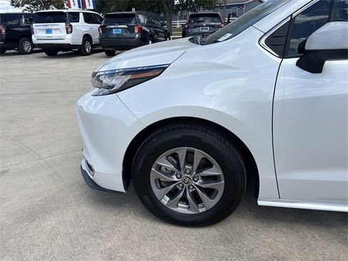 Used 2023 Toyota Sienna XLE image 23