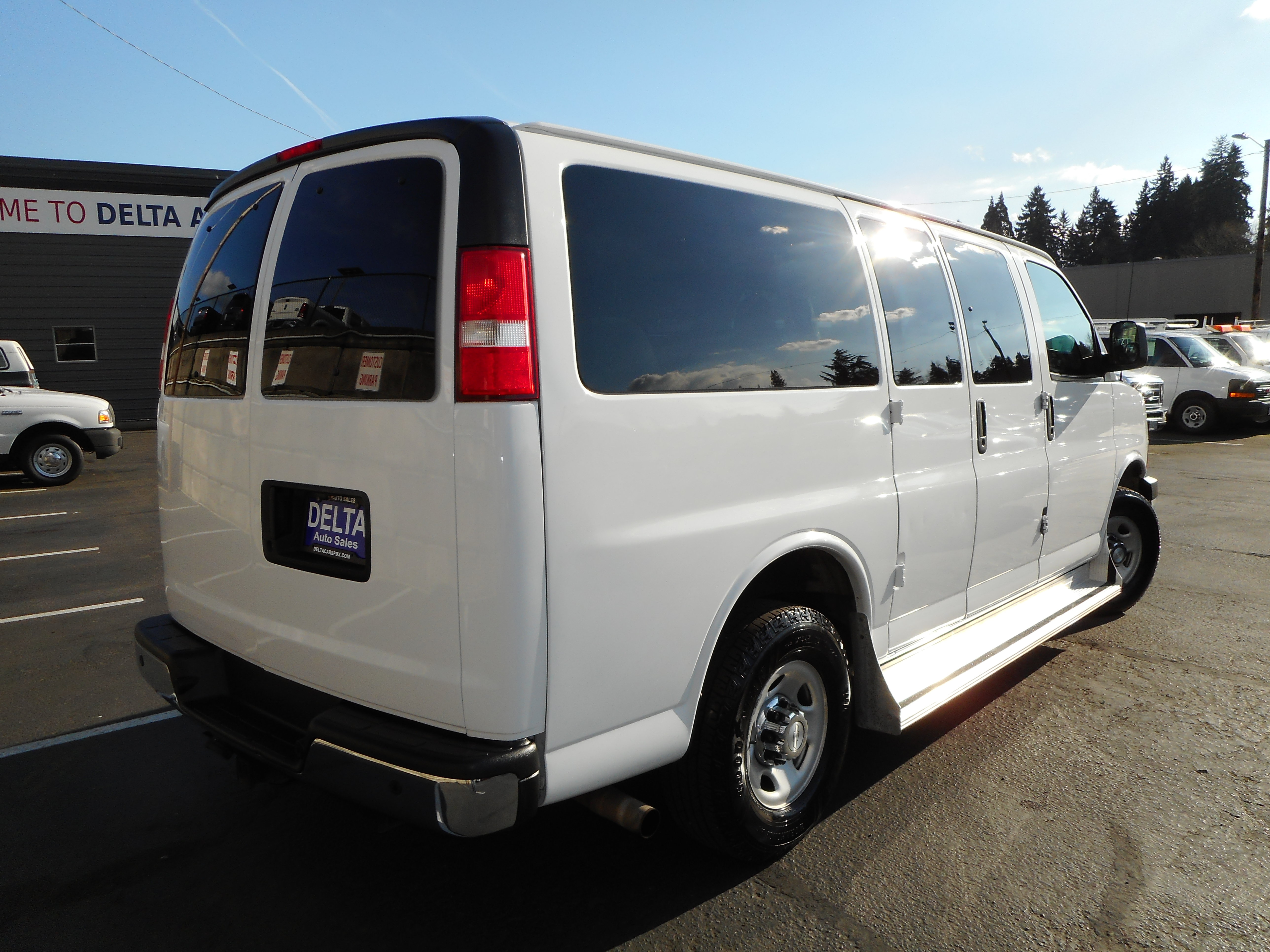 Used 2017 Chevrolet Express 3500 LT w/ LT Preferred Equipment Group RWD image 7