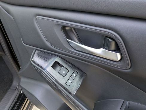 Used 2025 Nissan Rogue SV image 32