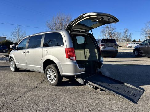 Used 2019 Dodge Grand Caravan SXT image 9