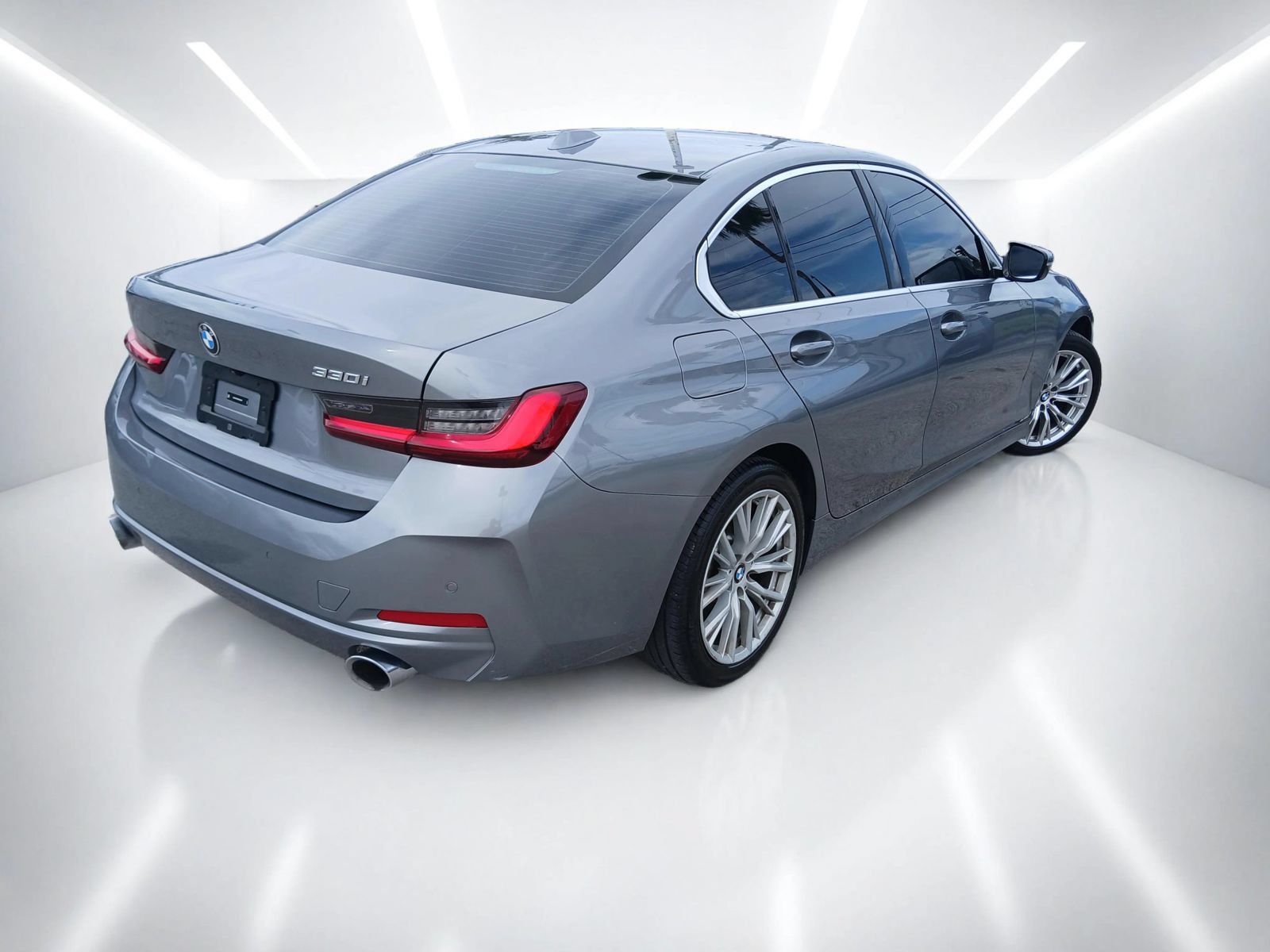 Used 2024 BMW 330i Sedan w/ Convenience Package RWD image 3