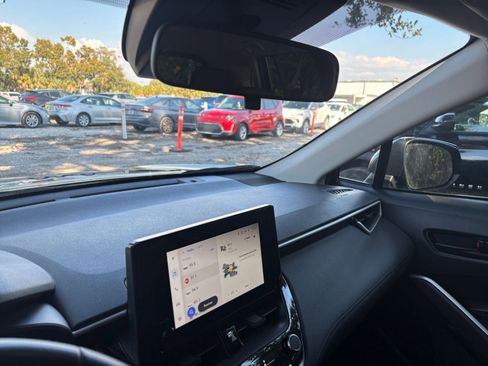 Used 2025 Toyota Corolla Cross LE image 35