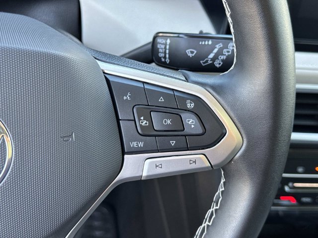 Certified 2025 Volkswagen Taos SE FWD image 12