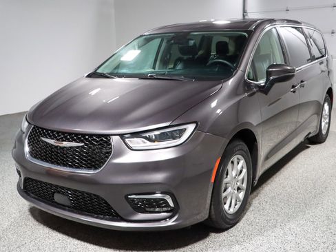 Used 2023 Chrysler Pacifica Touring-L image 32