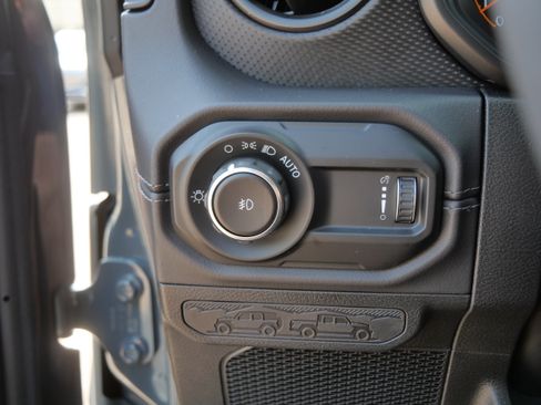 Used 2025 Jeep Wrangler Unlimited Rubicon AWD/4WD image 26