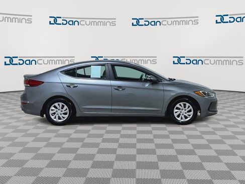 Used 2018 Hyundai Elantra SE w/ Winter Weather Package FWD image 9