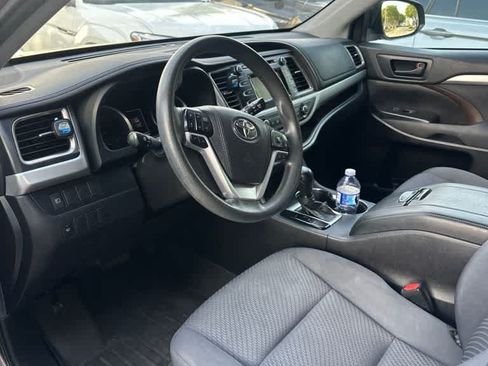 Used 2019 Toyota Highlander LE FWD image 2