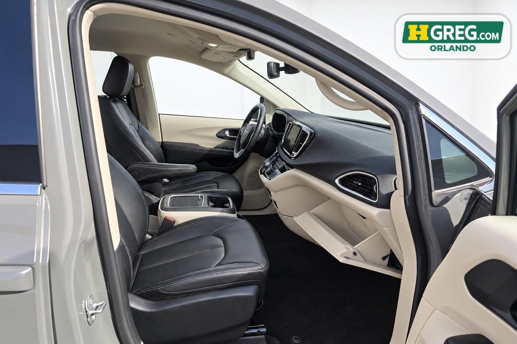Used 2022 Chrysler Pacifica Touring-L FWD image 11