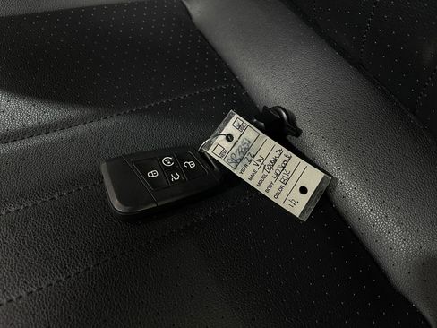 Used 2022 Volkswagen Tiguan SE AWD/4WD image 35