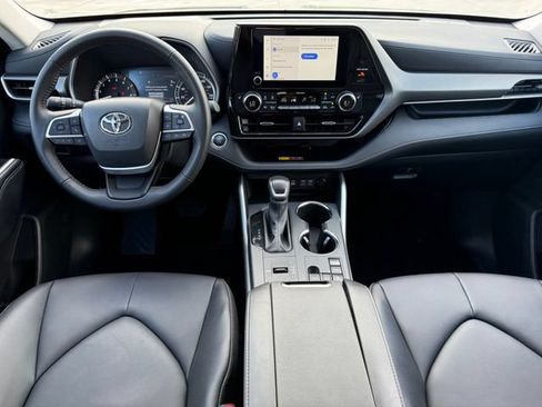Used 2025 Toyota Highlander XLE FWD image 21