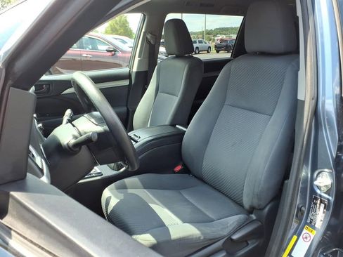 Used 2015 Toyota Highlander LE FWD image 2