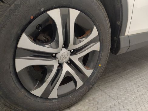 Used 2018 Toyota RAV4 LE FWD image 31