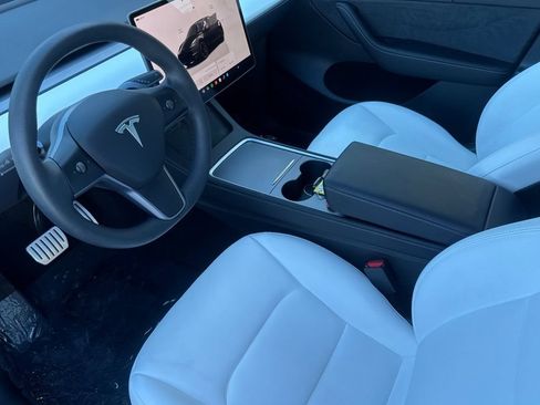 Used 2023 Tesla Model Y Performance AWD/4WD image 9