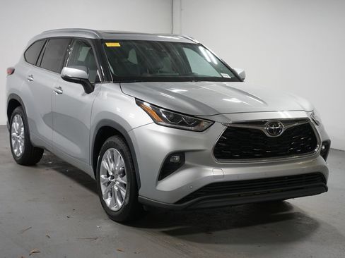 Certified 2021 Toyota Highlander Limited image 3