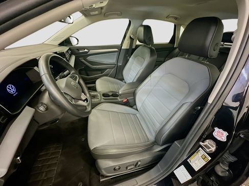 Used 2025 Volkswagen Jetta SE FWD image 13