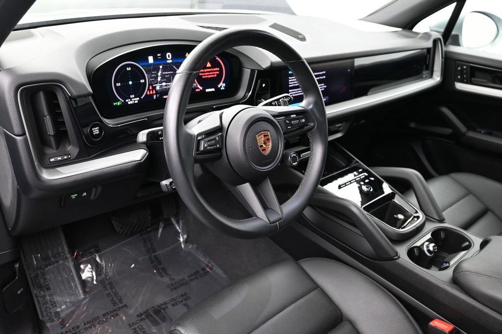 Certified 2025 Porsche Cayenne AWD/4WD image 4