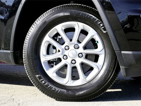 Used 2021 Jeep Grand Cherokee Laredo image 2