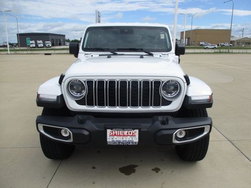 Used 2025 Jeep Wrangler Unlimited Sahara AWD/4WD image 9