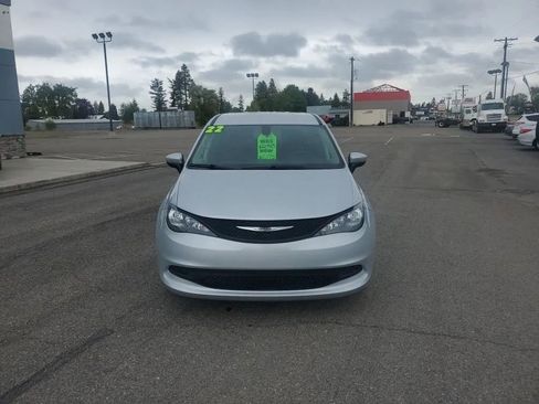Used 2022 Chrysler Voyager LX FWD image 3