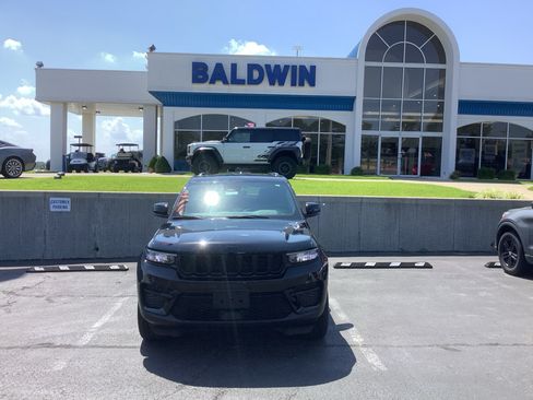 Used 2024 Jeep Grand Cherokee Altitude AWD/4WD image 2