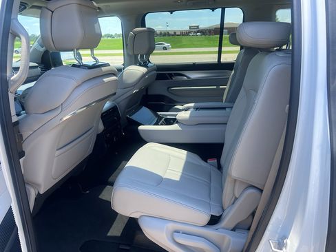 Used 2023 Jeep Grand Wagoneer 4WD image 18