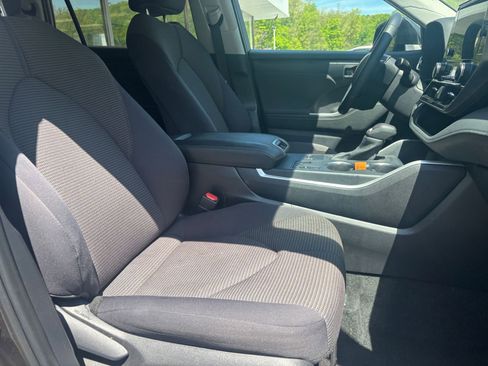 Used 2025 Toyota Highlander LE FWD image 30