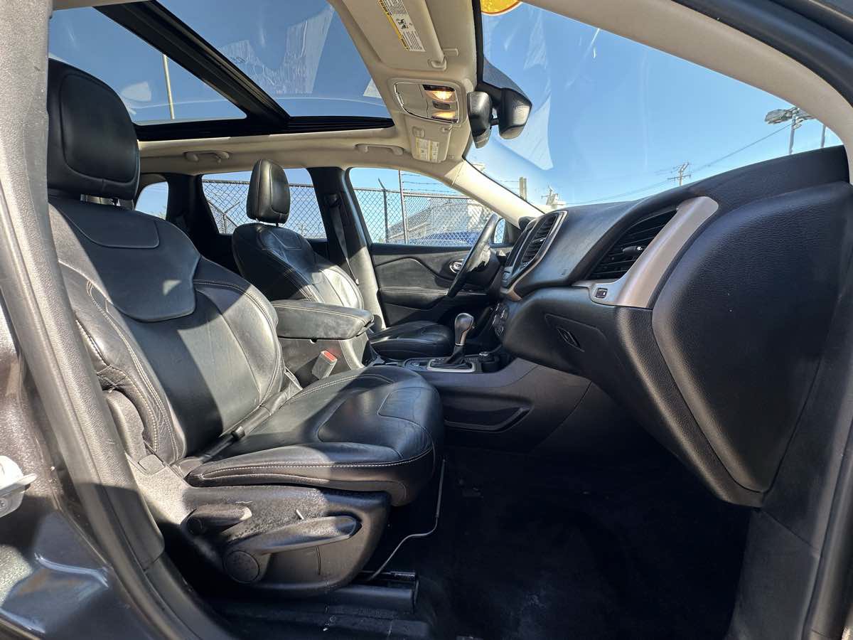 Used 2017 Jeep Cherokee Limited AWD/4WD image 29