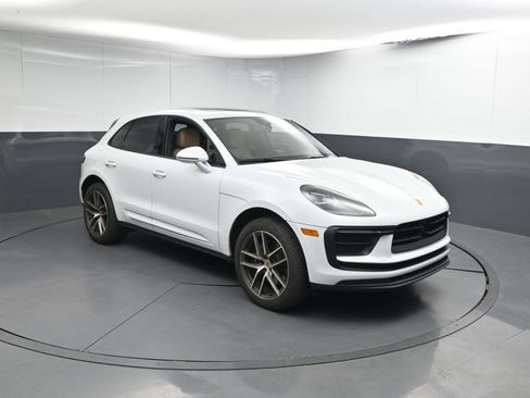 Certified 2025 Porsche Macan image 28