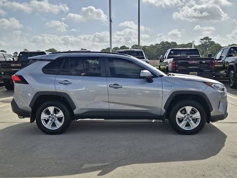 Used 2021 Toyota RAV4 XLE w/ Convenience Package AWD/4WD image 4