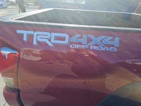 Used 2017 Toyota Tacoma TRD Off-Road w/ Premium & Technology Package image 9