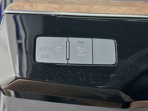 Used 2022 Audi e-tron Premium AWD/4WD image 17